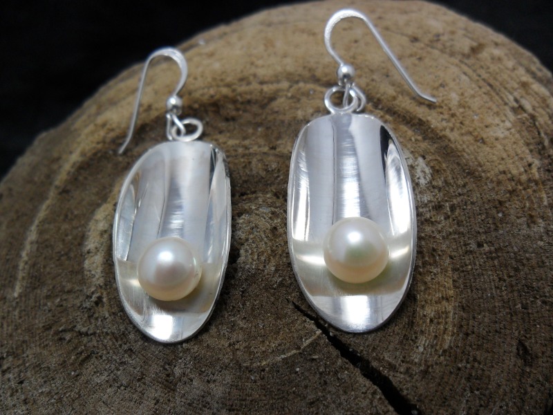 Boucles d'oreille en argent sterling ornées de perles cultivées.